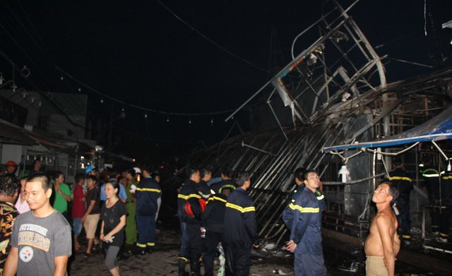 Cơ quan chức năng đang thống kê số sạp hàng bị cháy và tìm nguyên nhân vụ hỏa hoạn này