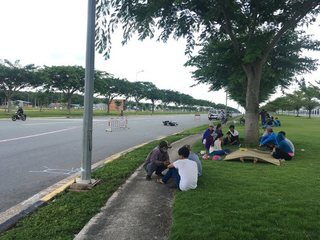 vua chay xe vua nghe dien thoai, lao vao cot dien tu vong hinh anh 1
