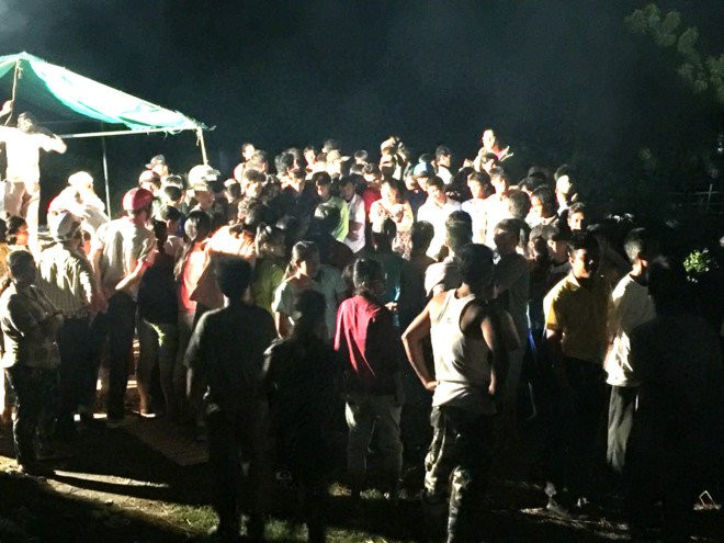 Thanh nien 9X bit mat dung giua duong ray cho tau hoa tong hinh anh 2