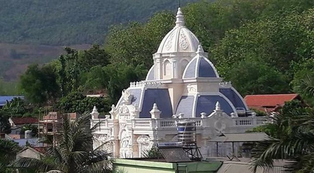 Căn biệt thự được xây dựng theo phong cách Châu Âu thuộc sở hữu của ông Hoàng Quốc Hoàn đang làm doanh nghiệp trên địa bàn tỉnh Sơn La.