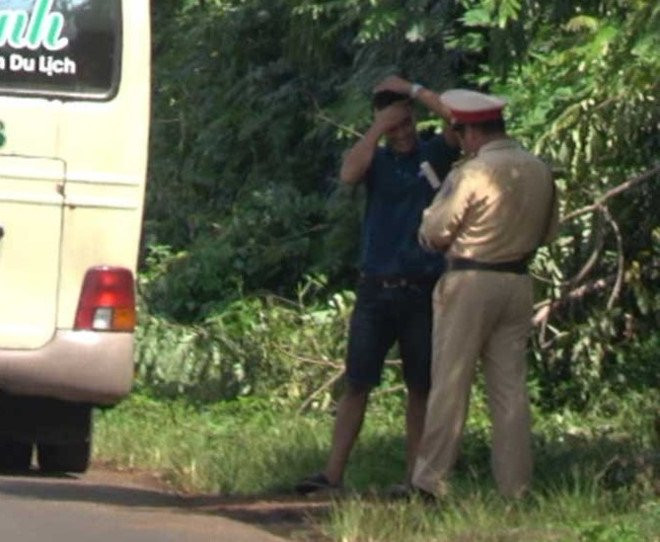 CSGT tren QL14 kiem tra xe trong 10 giay: Thanh tra cong an vao cuoc hinh anh 1