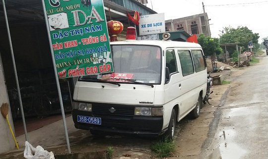 Chiếc xe cấp cứu của phòng khám được ông Xuân mang đến chặn trước cửa nhà chị A.