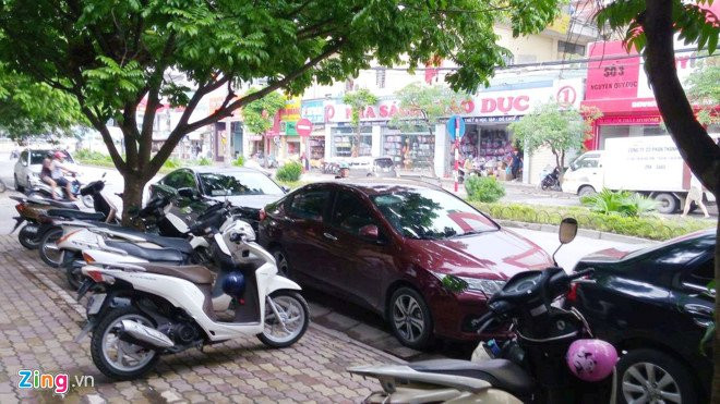 Pho chu tich quan noi ve viec 'goi cong an ra trong xe de an bun' hinh anh 2