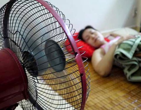 Cần hạn chế sử dụng quạt trực tiếp vào người. Ảnh minh họa