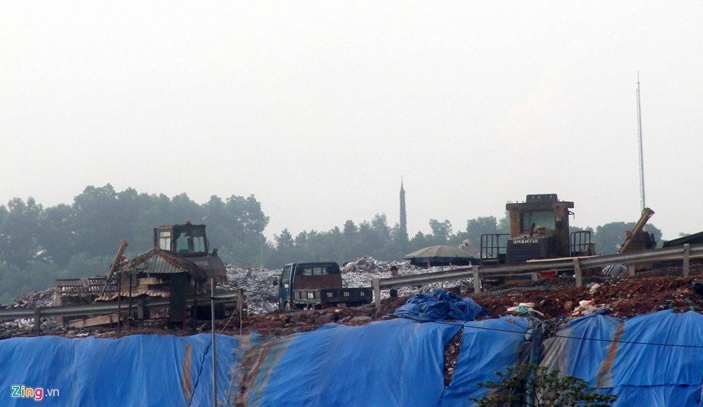 Dan mang hang kg ruoi ra duong chan xe vao bai rac hinh anh 10