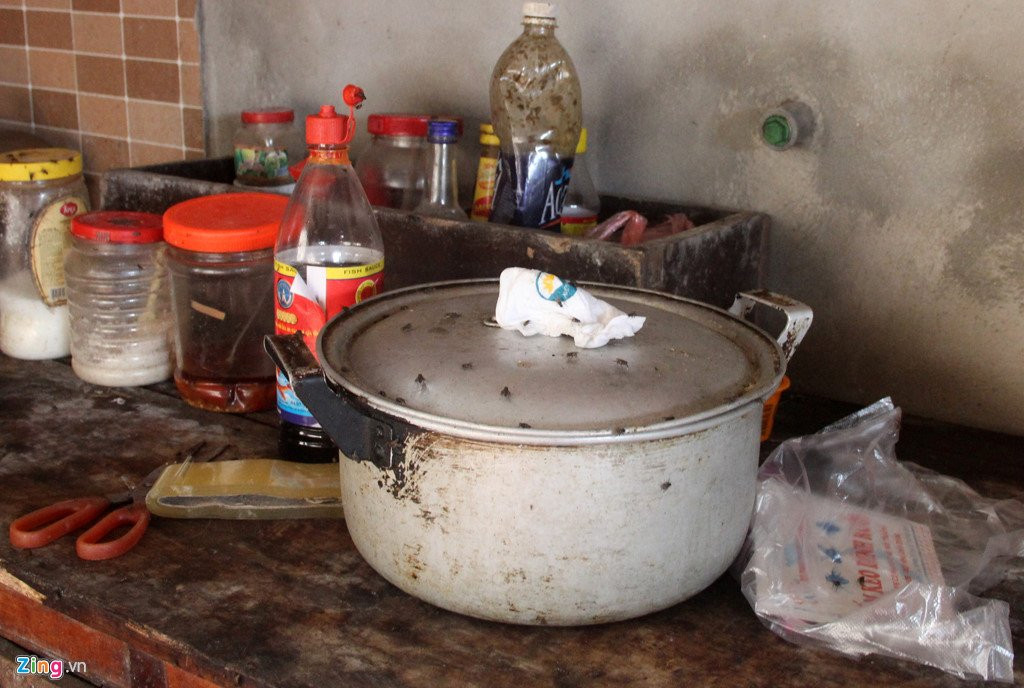 Dan mang hang kg ruoi ra duong chan xe vao bai rac hinh anh 6