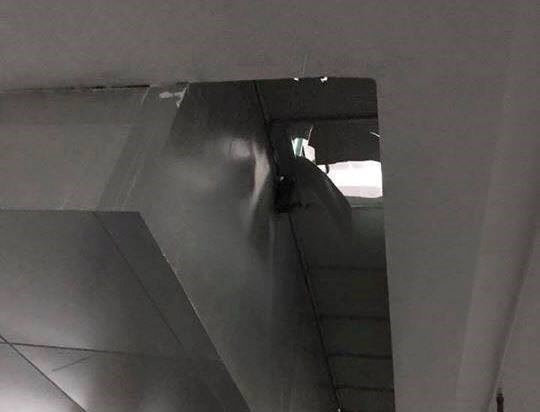 Cháu bé rơi từ độ cao 3 mét xuống hầm để xe - ảnh 1