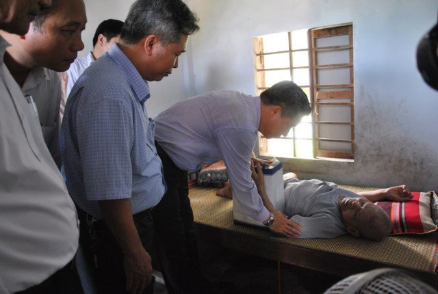 Đảng bộ Khối các cơ quan Trung ương trao tặng nhà tình nghĩa cho các gia đình có công với cách mạng - ảnh 9