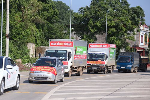 nguoi-dan-di-oto-dieu-hanh-phan-doi-tram-bot-o-thai-nguyen