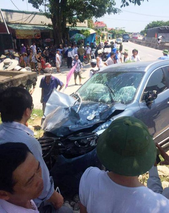 Đứng bên đường, 3 người bị xế hộp tông thương vong - Ảnh 1.