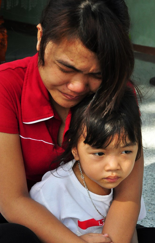 Nhung nguoi phu nu khoc ngat, ngong tin 5 ngu dan mat tich o Hoang Sa hinh anh 2