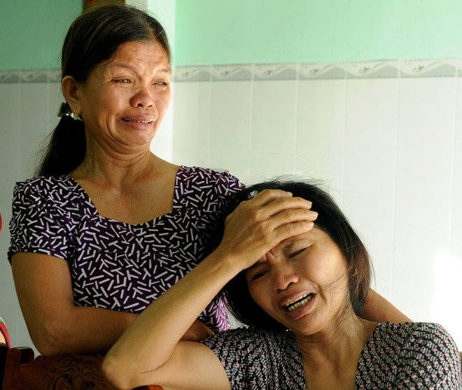 Nhung nguoi phu nu khoc ngat, ngong tin 5 ngu dan mat tich o Hoang Sa hinh anh 1