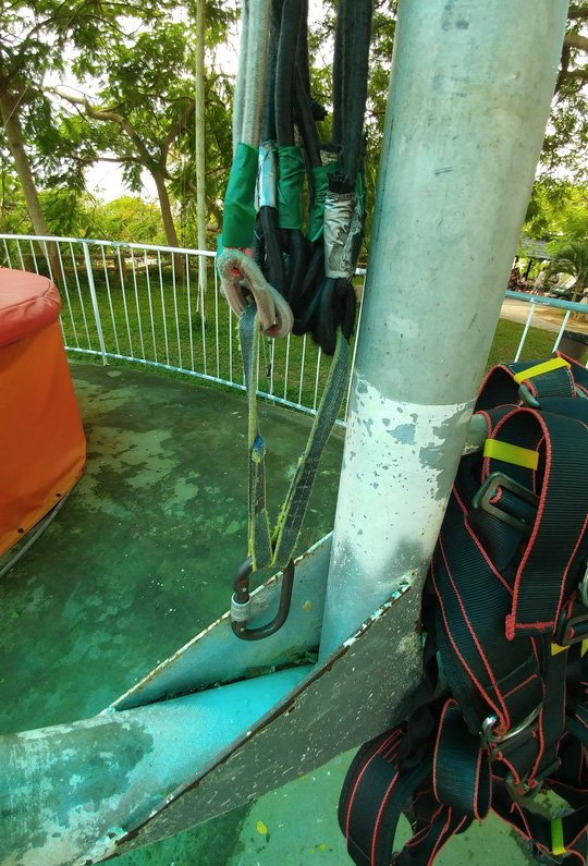 Đứt cáp trò chơi siêu nhún trên Hồ Mây, 1 du khách nhập viện - Ảnh 1.