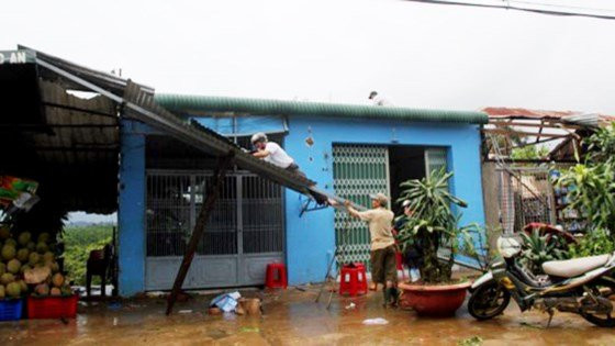Mưa đá kèm lốc xoáy thổi bay hơn 40 mái nhà ảnh 1