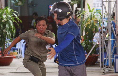 trinh-sat-le-chan-gay-bam-theo-duong-day-ma-tuy-van-kinh-duong-1