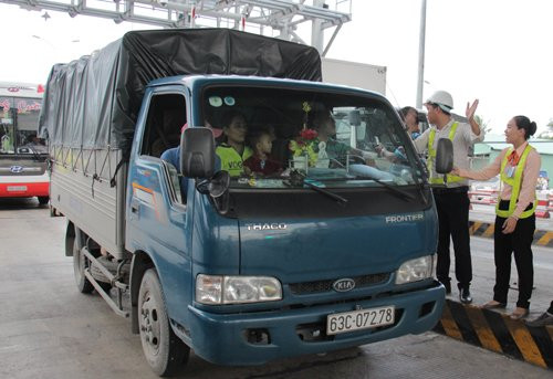 xa-tram-thu-phi-cai-lay-vi-tai-xe-tra-tien-le-1