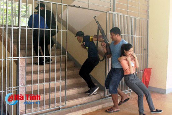 photo gay can man giai cuu con tin tai ubnd huyen vu quang