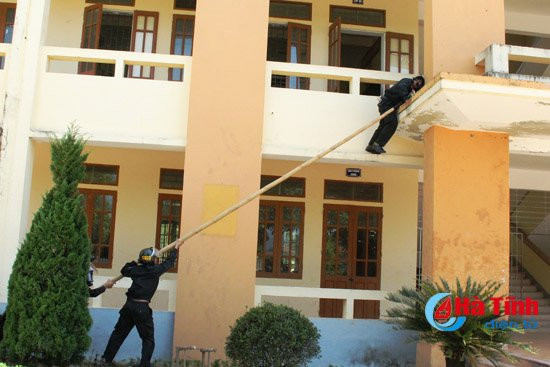 photo gay can man giai cuu con tin tai ubnd huyen vu quang