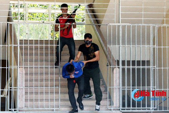 photo gay can man giai cuu con tin tai ubnd huyen vu quang