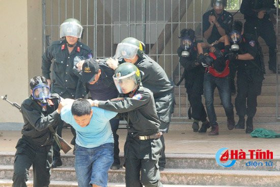 photo gay can man giai cuu con tin tai ubnd huyen vu quang