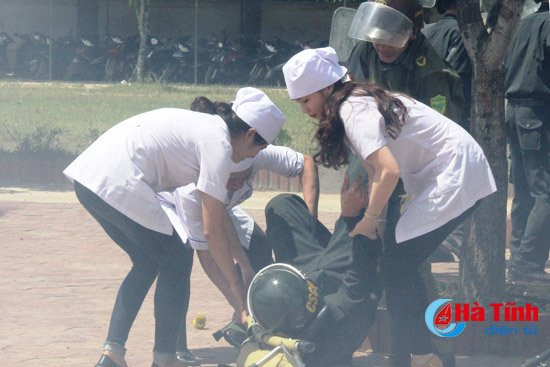 photo gay can man giai cuu con tin tai ubnd huyen vu quang