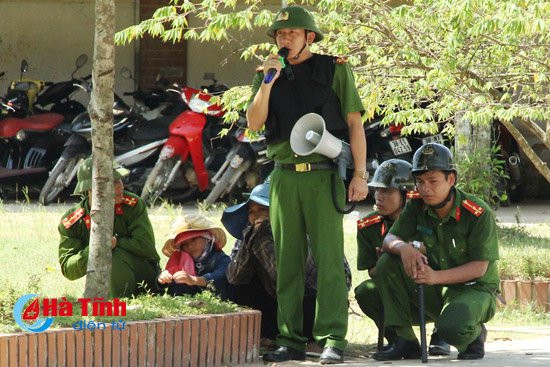 photo gay can man giai cuu con tin tai ubnd huyen vu quang