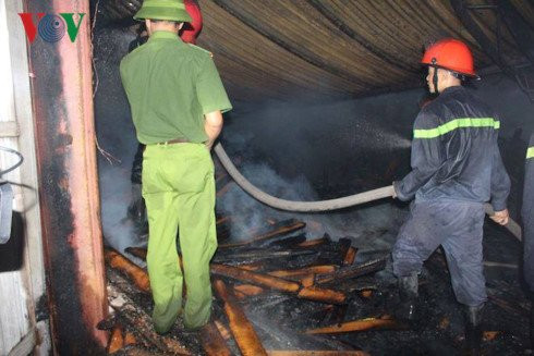 xuong go boc chay kinh hoang trong dem gay thiet hai 7 ty dong hinh 3