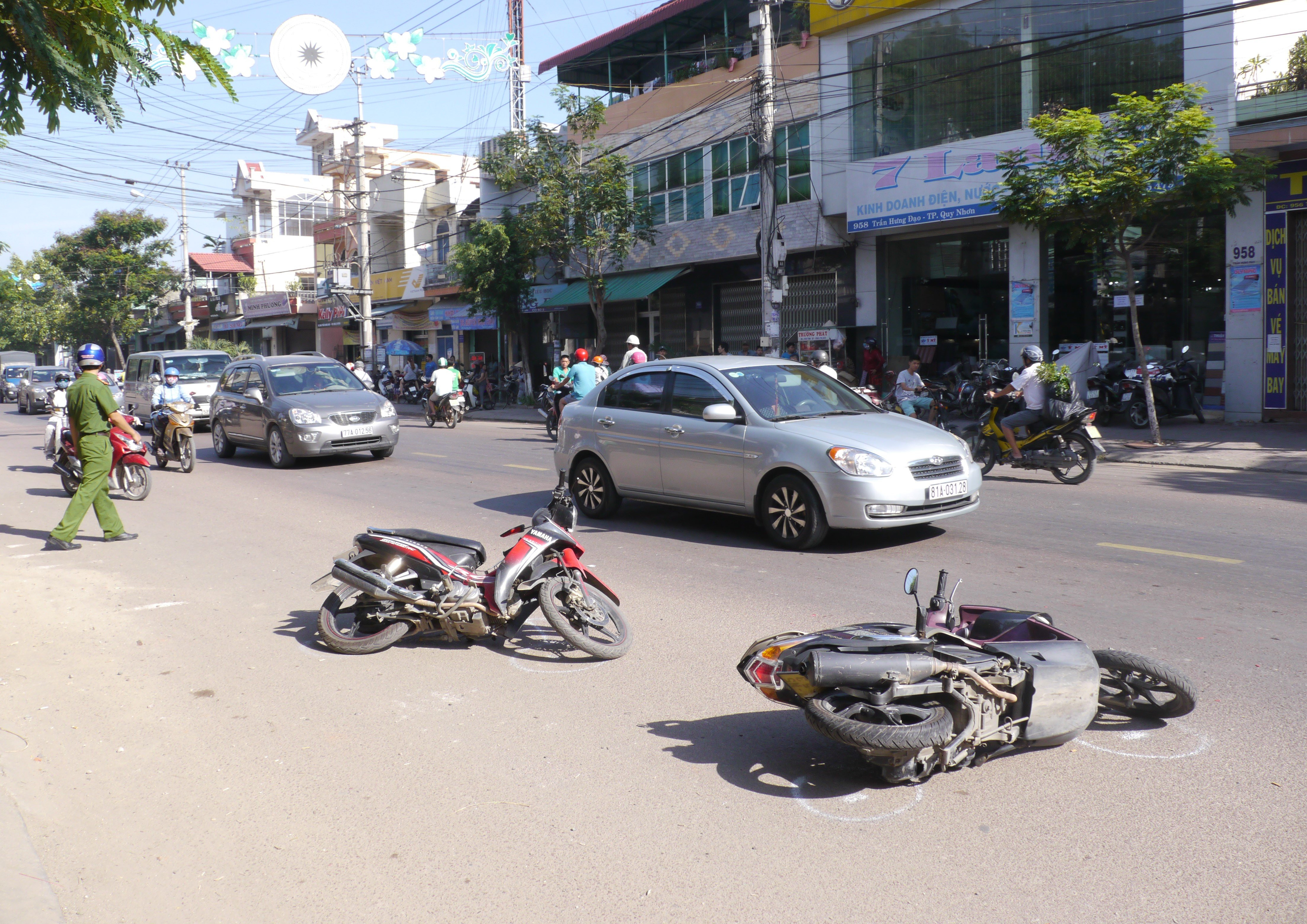 o-to-dam-5-xe-may-6-nguoi-nhap-vien-2