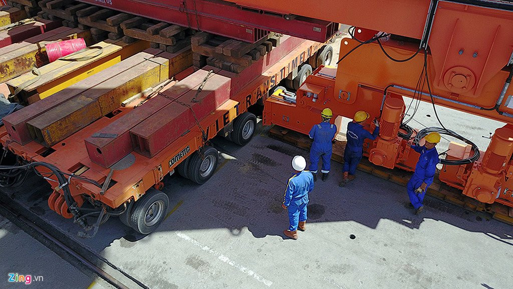 Di chuyen can cau 700 tan bang dieu khien tu xa o Hai Phong hinh anh 10
