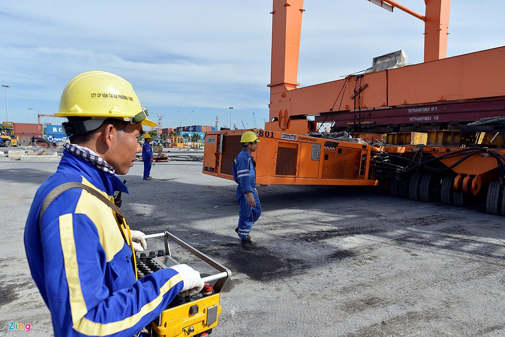Di chuyen can cau 700 tan bang dieu khien tu xa o Hai Phong hinh anh 4