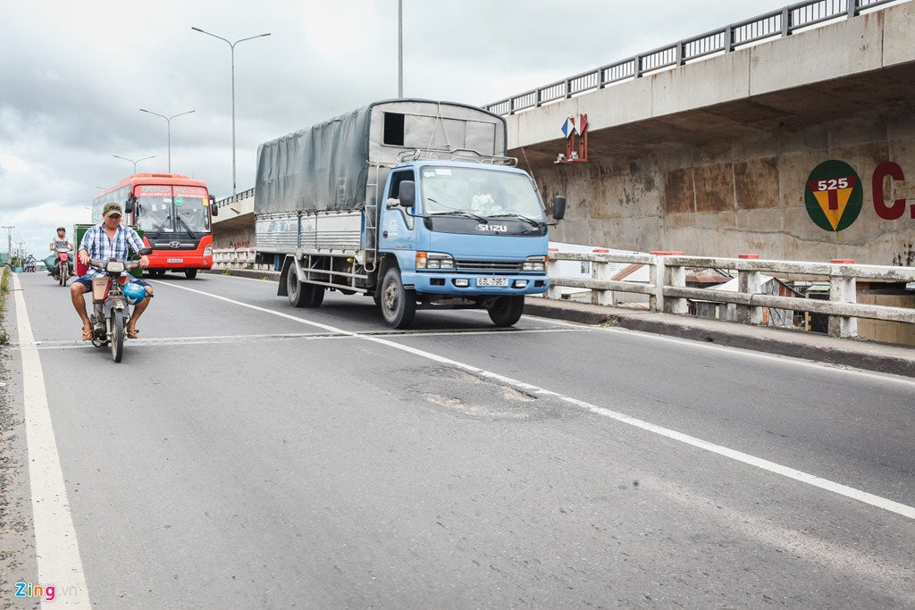 Duong lun, o voi tren doan quoc lo dau tu 300 ty trai tham o Cai Lay hinh anh 7