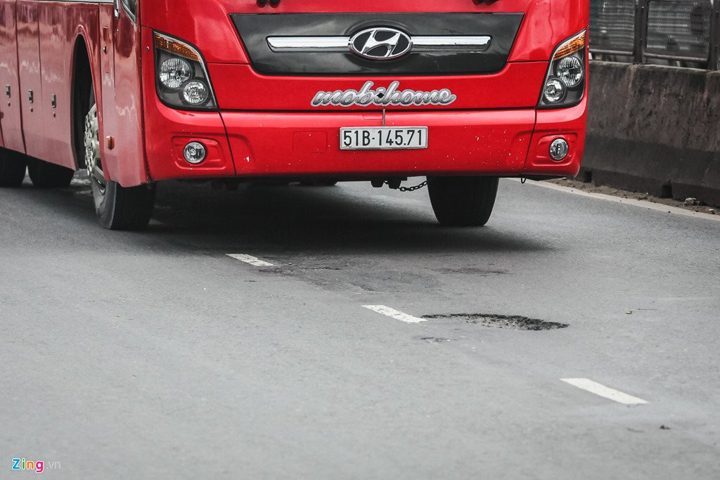 Duong lun, o voi tren doan quoc lo dau tu 300 ty trai tham o Cai Lay hinh anh 3