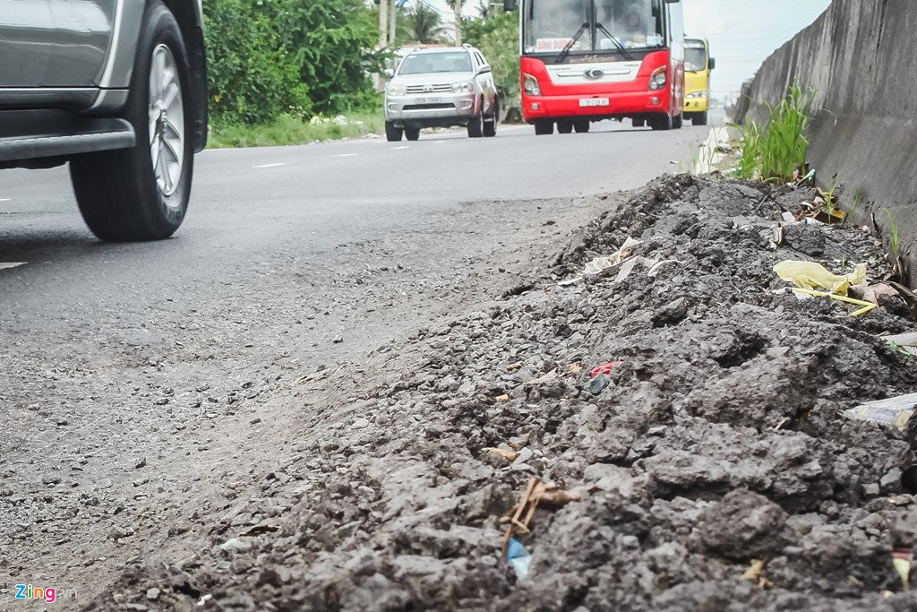 Duong lun, o voi tren doan quoc lo dau tu 300 ty trai tham o Cai Lay hinh anh 5