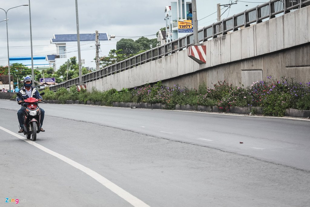 Duong lun, o voi tren doan quoc lo dau tu 300 ty trai tham o Cai Lay hinh anh 6