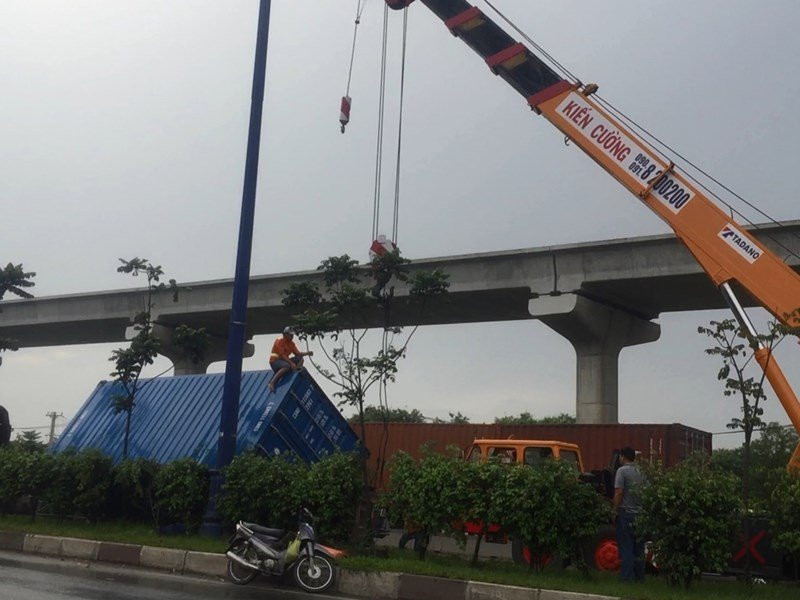 Đang chạy, container rơi thùng xuống xa lộ Hà Nội - ảnh 2