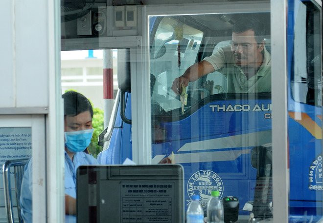 Tai xe buc xuc vi thu tuc nhieu khe de duoc giam phi qua tram BOT hinh anh 1
