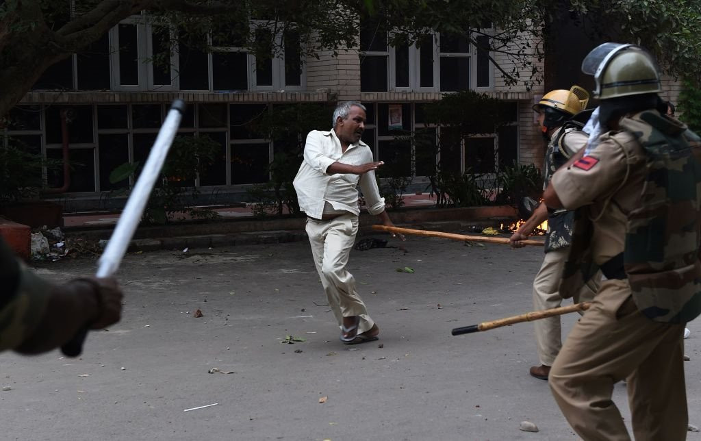 An Do: Lanh tu tinh than bi ket toi cuong hiep, bao dong 22 nguoi chet hinh anh 9