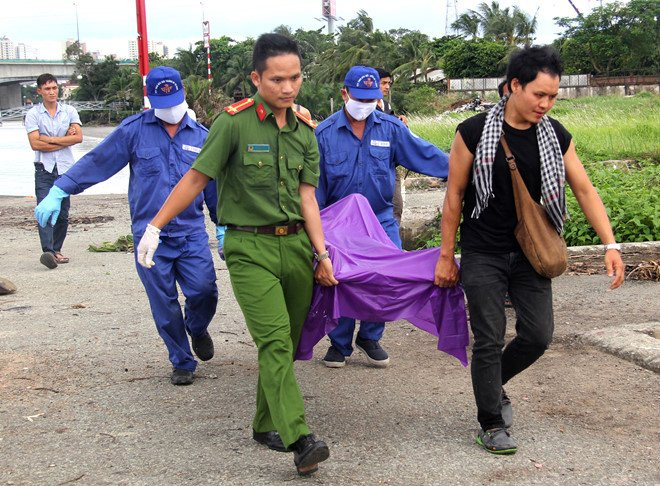 Co gai tu vong sat mep song Sai Gon hinh anh 1