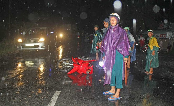 Tai xe xe Toyota Innova bo tron sau tai nan lam 2 nguoi thuong vong hinh anh 1