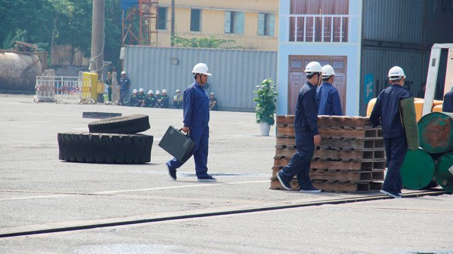 Mục kích diễn tập chống khủng bố trên cảng Tiên Sa - ảnh 1