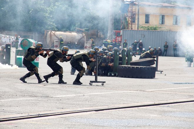 Mục kích diễn tập chống khủng bố trên cảng Tiên Sa - ảnh 3