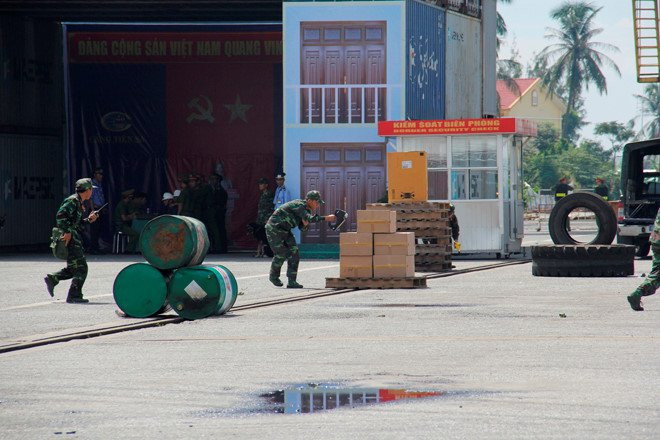 Mục kích diễn tập chống khủng bố trên cảng Tiên Sa - ảnh 5