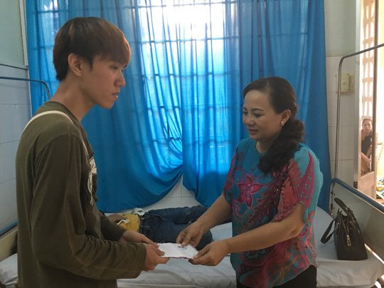 Đi chơi lễ, ô tô lật nghiêng trên núi Nhỏ - Ảnh 3.