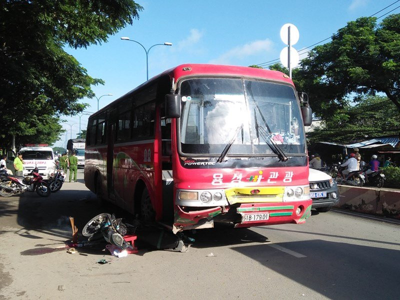 2 vợ chồng bị xe cuốn khi băng qua đường - ảnh 2