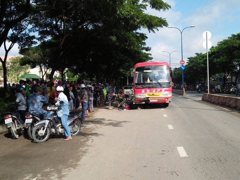 2 vợ chồng bị xe cuốn khi băng qua đường - ảnh 1