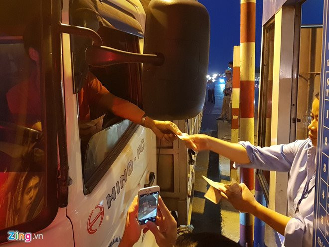 Lai xe tiep tuc dung tien le tra phi qua tram BOT quoc lo 5 hinh anh 2