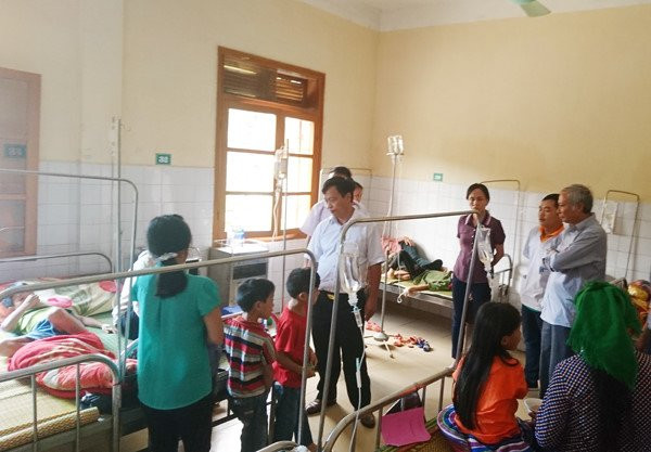 73 nguoi o Lao Cai bi ngo doc sau khi an co o dam cuoi hinh anh 2