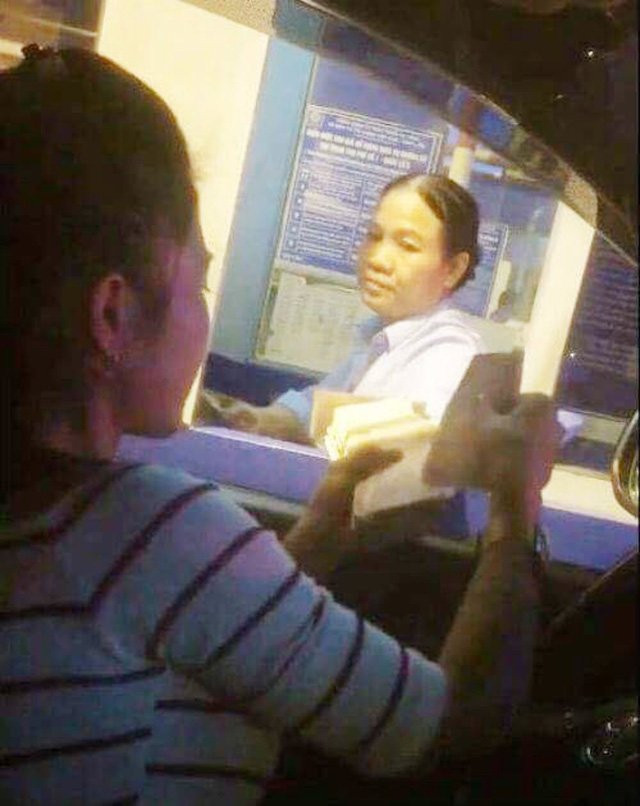 nu-tai-xe-dung-tien-le-mua-ve-qua-tram-thu-phi-quoc-lo-5-copy-1504855182998