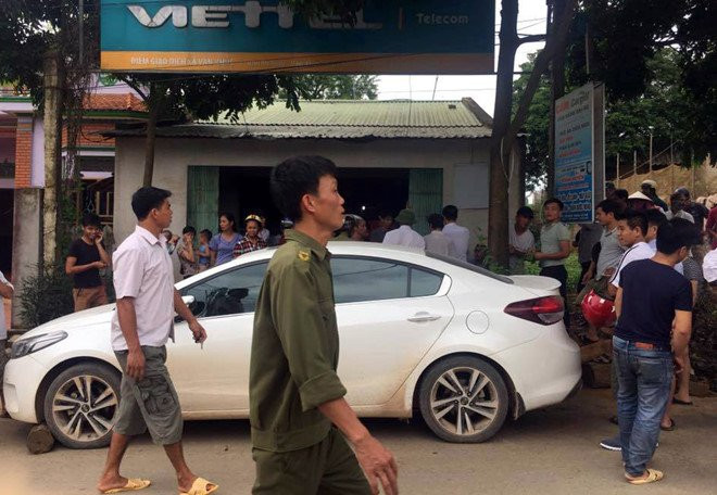 Hai nguoi nuoc ngoai di oto bi dan lang vay rap, to lua tien hinh anh 1