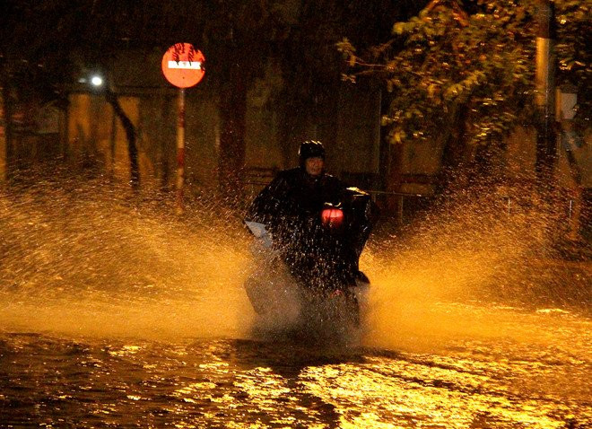 Duong pho Sai Gon thanh song sau tran cuong phong luc nua dem hinh anh 3